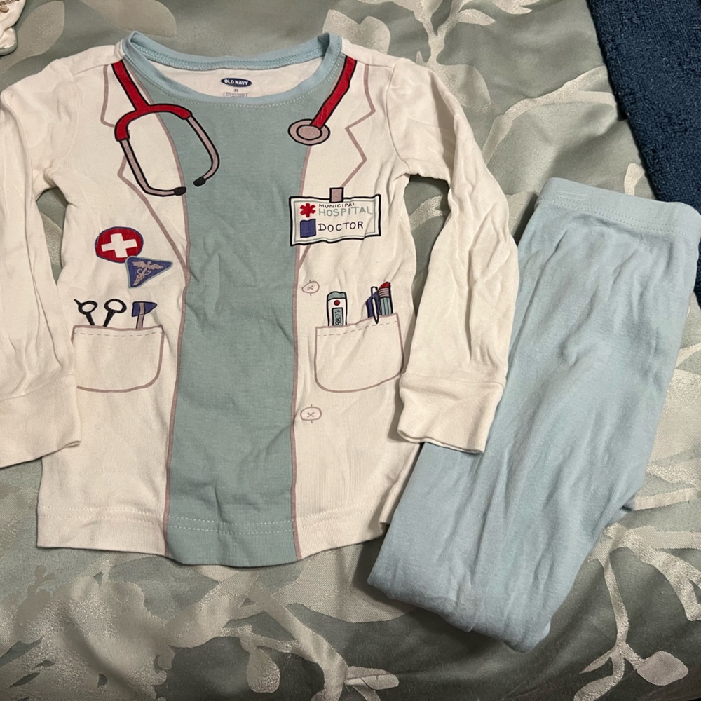 Old Navy Kids Doctor Pajama Set 5T White and Light Blue gender neutral